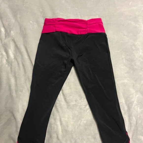 🌸Under Armour Black and Pink Capri Leggings - Picture 6 of 6